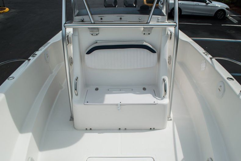 Thumbnail 11 for Used 2004 Pro-Line 25 Sport boat for sale in West Palm Beach, FL