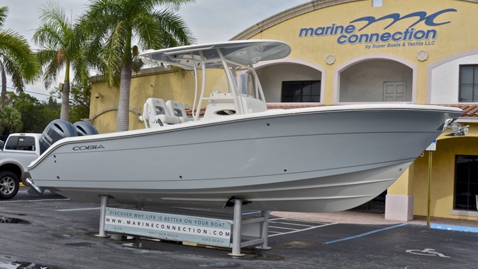 New 2018 Cobia 261 Center Console #Y013 image 3