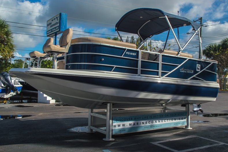 Thumbnail 3 for New 2016 Hurricane FunDeck FD 216 OB boat for sale in West Palm Beach, FL