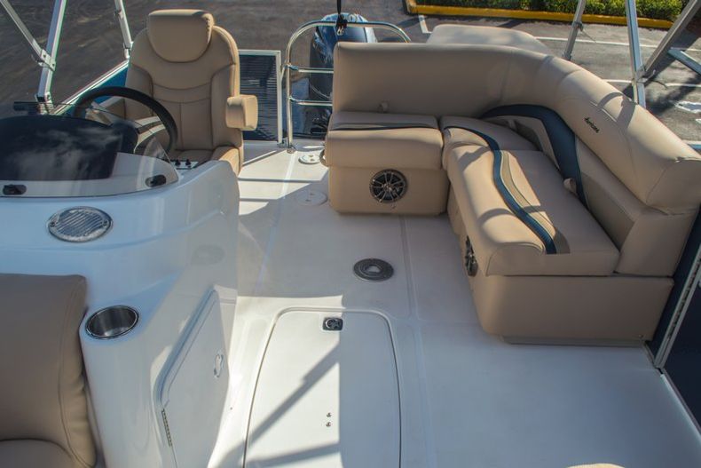 Thumbnail 12 for New 2016 Hurricane FunDeck FD 216 OB boat for sale in West Palm Beach, FL