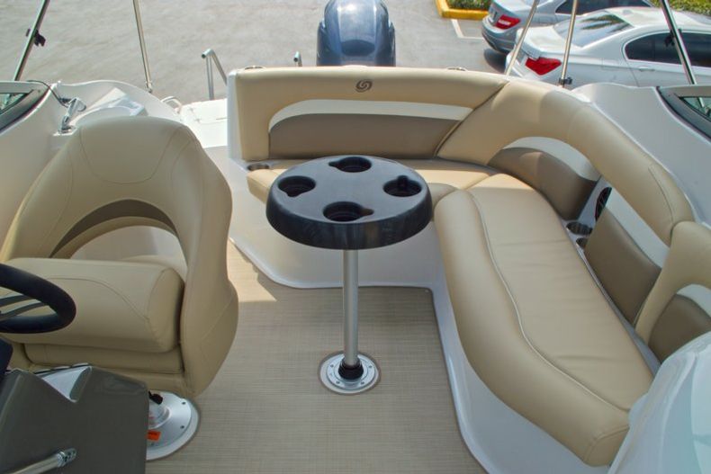 Thumbnail 11 for New 2016 Hurricane SunDeck SD 2200 OB boat for sale in West Palm Beach, FL