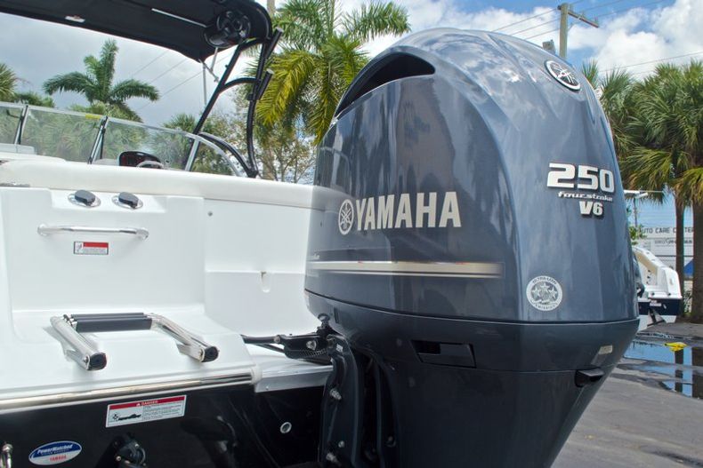 Thumbnail 9 for Used 2013 Sea Hunt Escape 234 DC boat for sale in West Palm Beach, FL