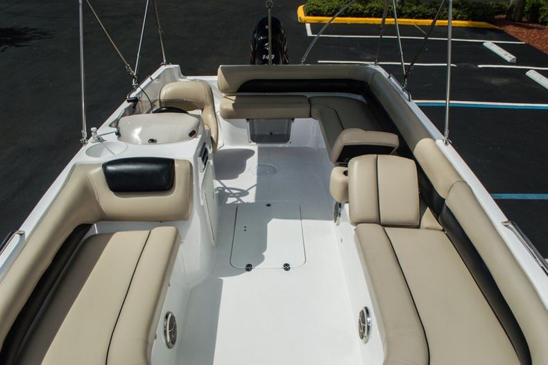 Thumbnail 12 for New 2015 Hurricane SunDeck Sport SS 201 OB boat for sale in Miami, FL