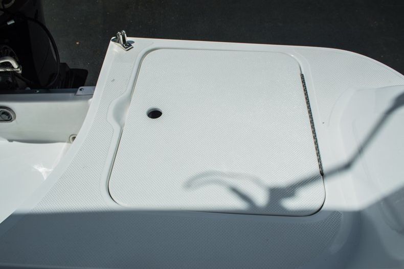 Thumbnail 42 for New 2015 Hurricane SunDeck Sport SS 201 OB boat for sale in Miami, FL