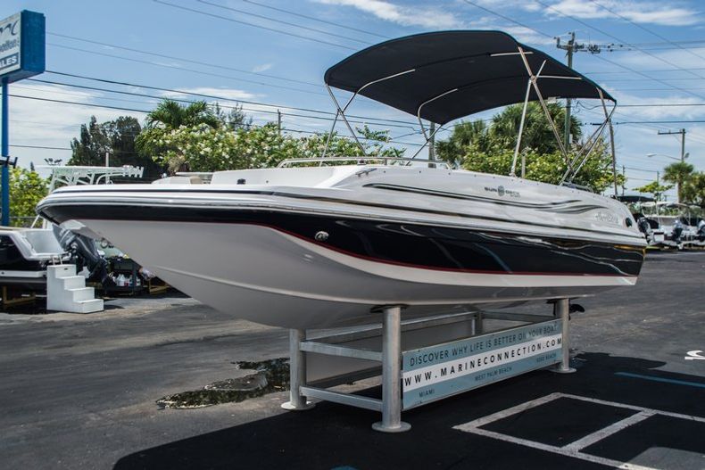 Thumbnail 3 for New 2015 Hurricane SunDeck Sport SS 201 OB boat for sale in Miami, FL