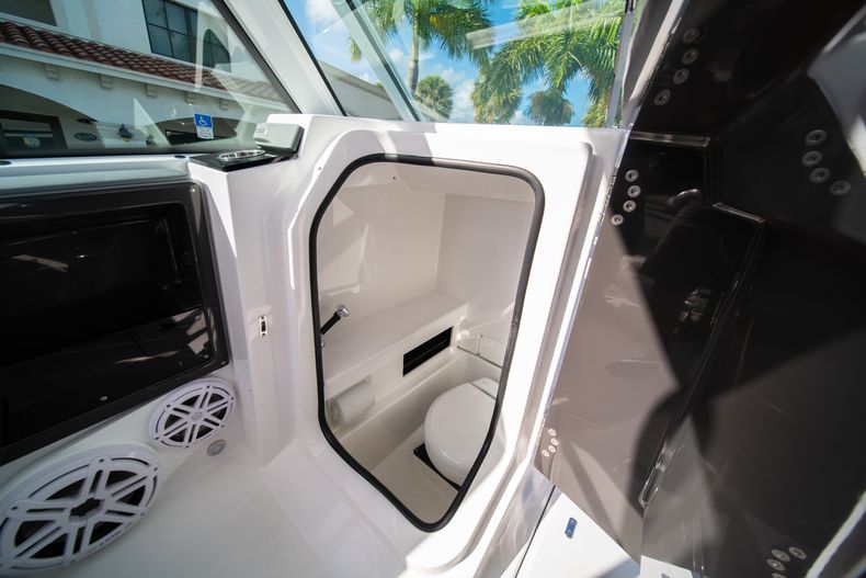 Thumbnail 38 for New 2020 Blackfin 242DC Dual Console boat for sale in West Palm Beach, FL