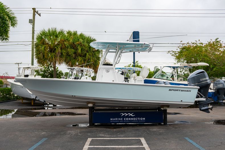 Thumbnail 4 for New 2020 Sportsman Masters 247 Bay Boat boat for sale in Vero Beach, FL