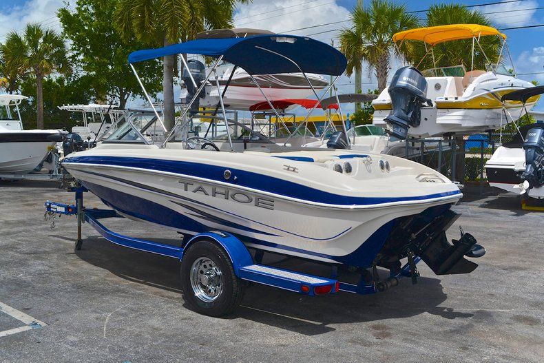 Thumbnail 7 for Used 2008 Tahoe Q5i Sport Bowrider boat for sale in West Palm Beach, FL