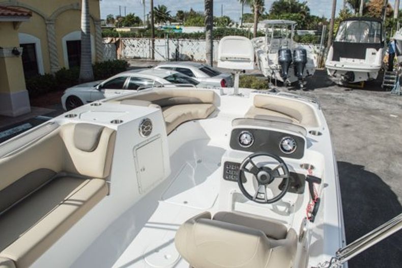 Thumbnail 9 for New 2014 Hurricane SunDeck Sport SS 188 OB boat for sale in West Palm Beach, FL