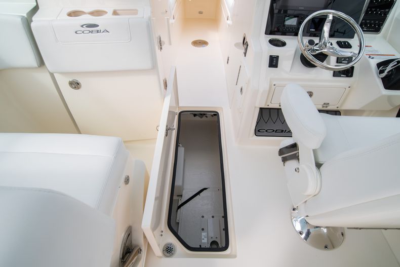 Thumbnail 39 for New 2020 Cobia 280 DC Dual Console boat for sale in Islamorada, FL
