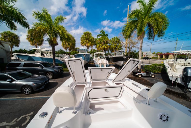 Thumbnail 33 for New 2020 Sportsman Masters 247 Bay Boat boat for sale in Miami, FL