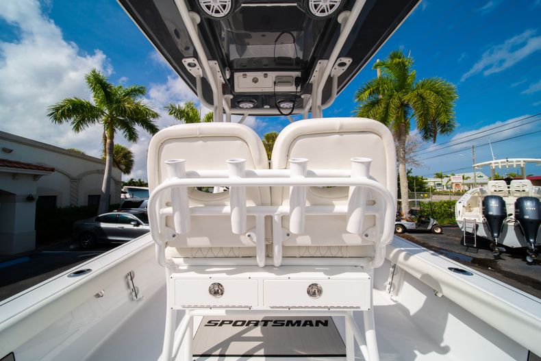Thumbnail 14 for New 2020 Sportsman Masters 247 Bay Boat boat for sale in Miami, FL