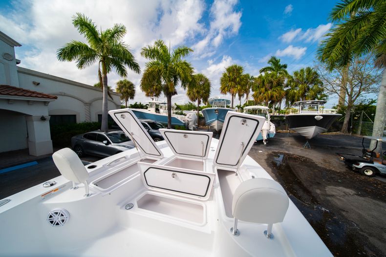 Thumbnail 31 for New 2020 Sportsman Masters 247 Bay Boat boat for sale in Miami, FL