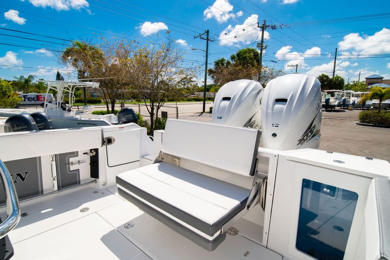 Thumbnail 14 for New 2020 Blackfin 332CC boat for sale in West Palm Beach, FL