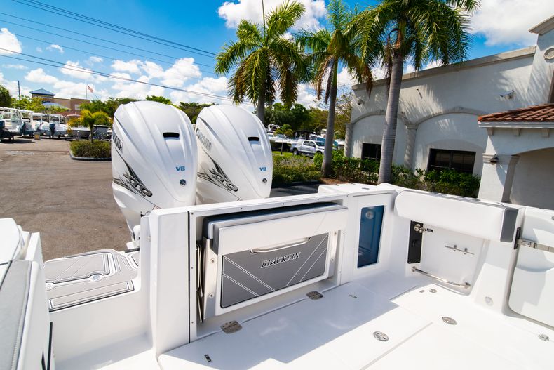 Thumbnail 9 for New 2020 Blackfin 332CC boat for sale in West Palm Beach, FL