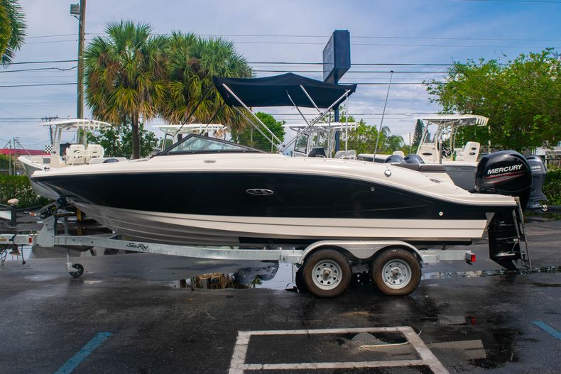 Thumbnail 4 for Used 2019 Sea Ray SPX 210 OB boat for sale in West Palm Beach, FL