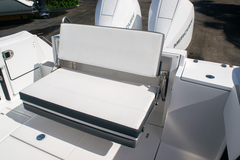 Thumbnail 12 for New 2020 Blackfin 242DC boat for sale in Fort Lauderdale, FL