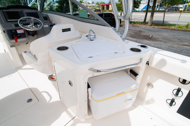 Thumbnail 23 for Used 2014 Robalo R247 Dual Console boat for sale in West Palm Beach, FL