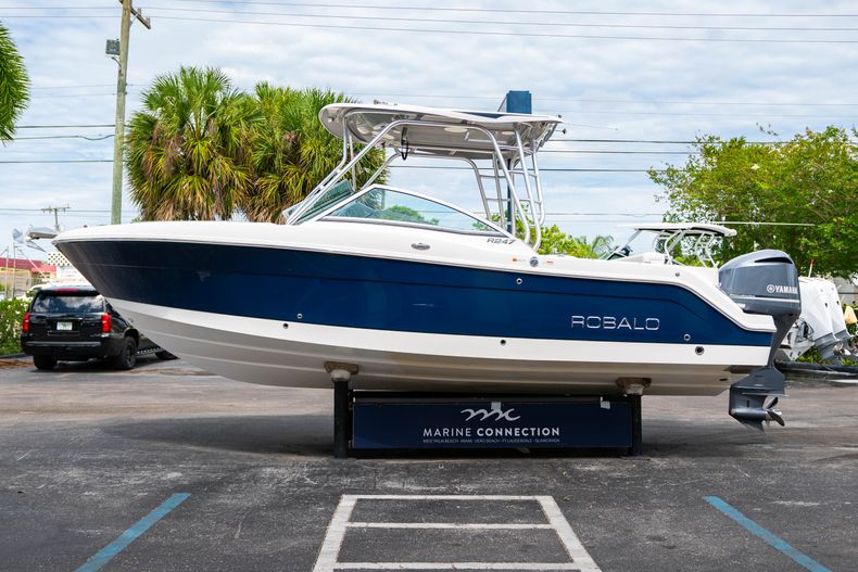 Thumbnail 6 for Used 2014 Robalo R247 Dual Console boat for sale in West Palm Beach, FL