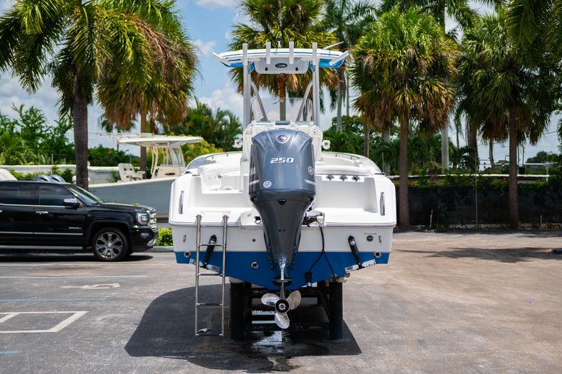 Thumbnail 9 for Used 2016 Sea Hunt Ultra 234 Center Console boat for sale in West Palm Beach, FL