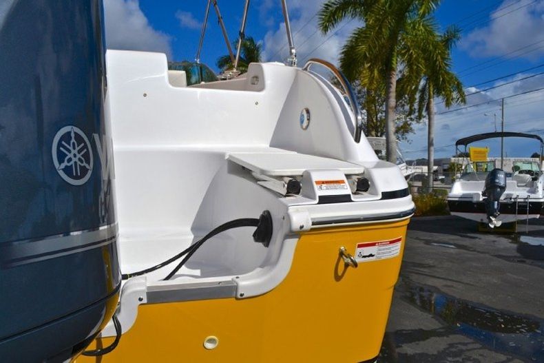 Thumbnail 17 for New 2013 Hurricane SunDeck SD 2700 OB boat for sale in West Palm Beach, FL