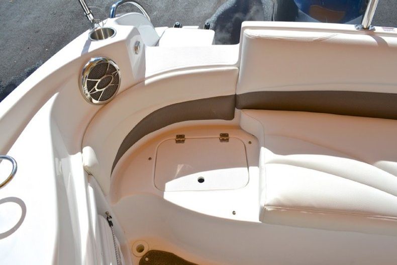 Thumbnail 31 for New 2013 Hurricane SunDeck SD 2700 OB boat for sale in West Palm Beach, FL