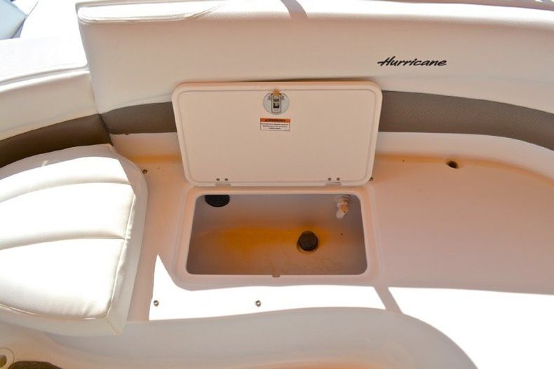 Thumbnail 34 for New 2013 Hurricane SunDeck SD 2700 OB boat for sale in West Palm Beach, FL