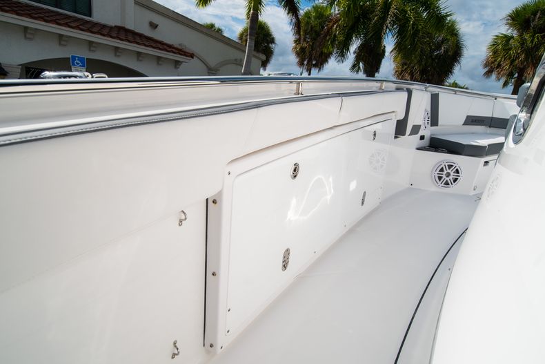 Thumbnail 46 for Used 2020 Blackfin 332CC Center Console boat for sale in Fort Lauderdale, FL