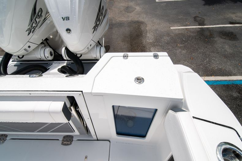 Thumbnail 18 for New 2021 Blackfin 332CC boat for sale in Fort Lauderdale, FL