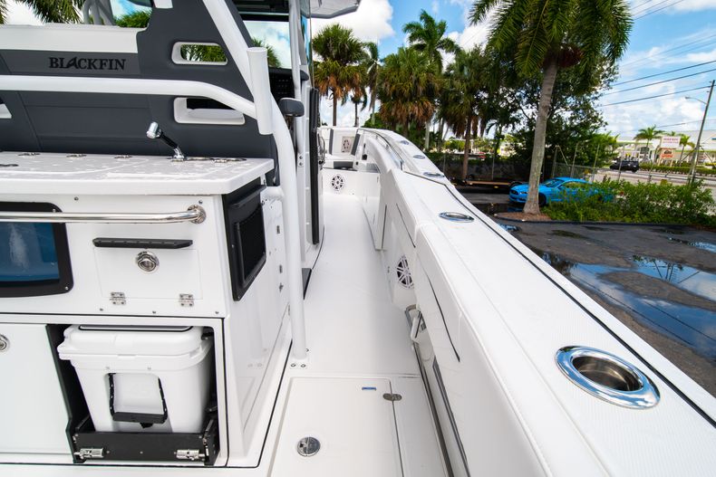Thumbnail 23 for New 2021 Blackfin 332CC boat for sale in Fort Lauderdale, FL