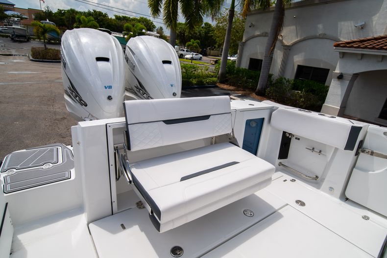 Thumbnail 13 for New 2021 Blackfin 332CC boat for sale in Fort Lauderdale, FL