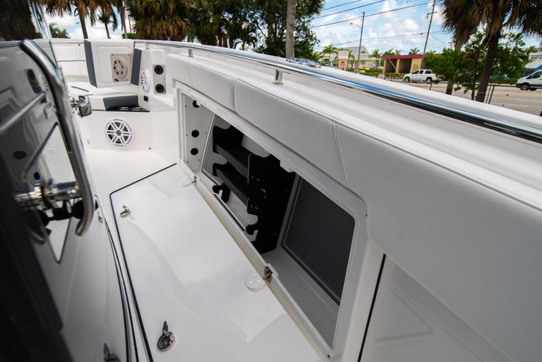 Thumbnail 47 for New 2021 Blackfin 332CC boat for sale in Fort Lauderdale, FL