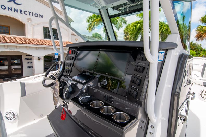 Thumbnail 33 for New 2021 Blackfin 332CC boat for sale in Fort Lauderdale, FL