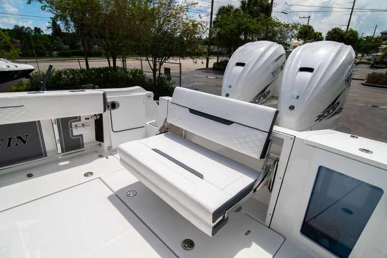 Thumbnail 17 for New 2021 Blackfin 332CC boat for sale in Fort Lauderdale, FL