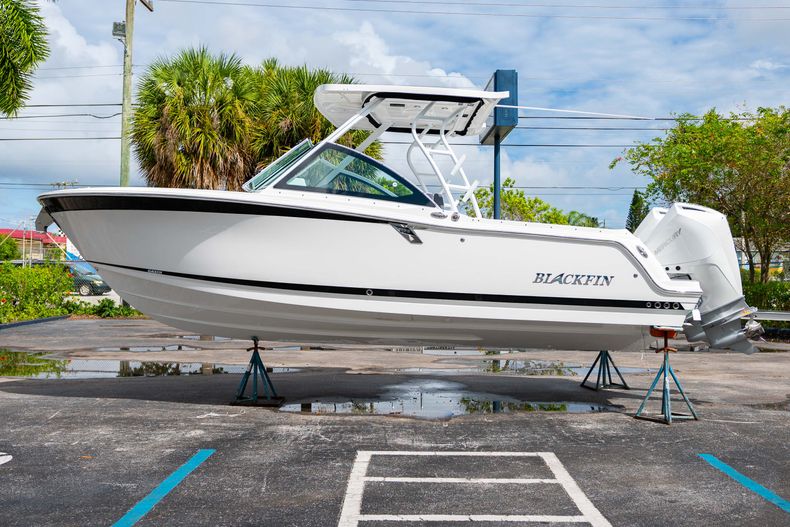 Thumbnail 4 for New 2021 Blackfin 252DC boat for sale in Fort Lauderdale, FL