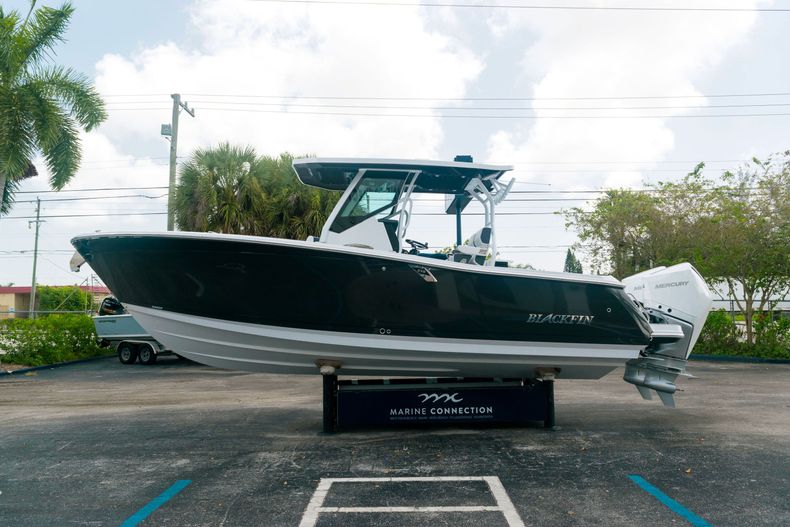 Thumbnail 4 for Used 2021 Blackfin 272CC boat for sale in West Palm Beach, FL