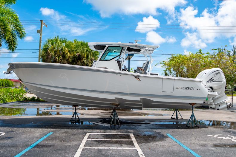 Thumbnail 6 for New 2021 Blackfin 332CC boat for sale in Fort Lauderdale, FL