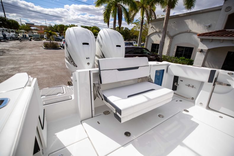 Thumbnail 14 for New 2021 Blackfin 332CC boat for sale in Fort Lauderdale, FL