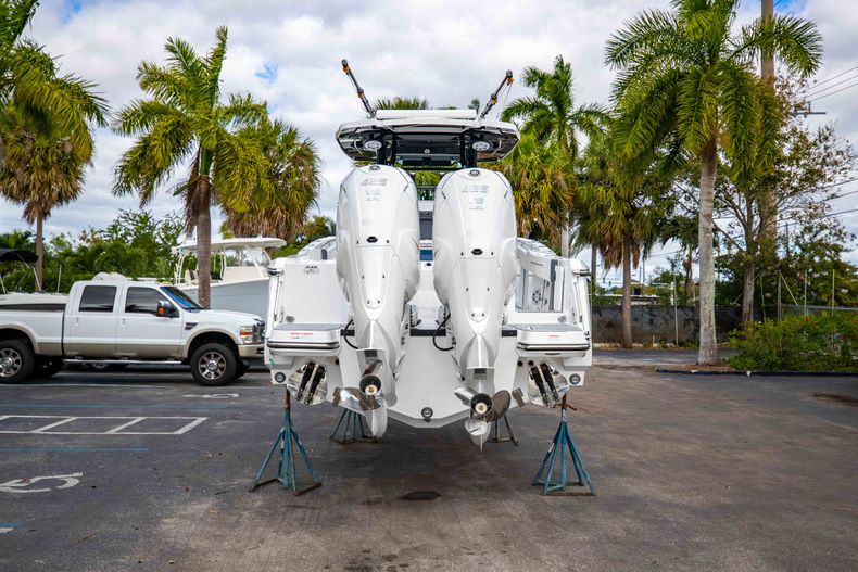 Thumbnail 10 for New 2021 Blackfin 332CC boat for sale in Fort Lauderdale, FL
