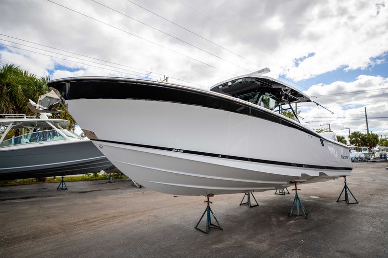 Thumbnail 5 for New 2021 Blackfin 332CC boat for sale in Fort Lauderdale, FL