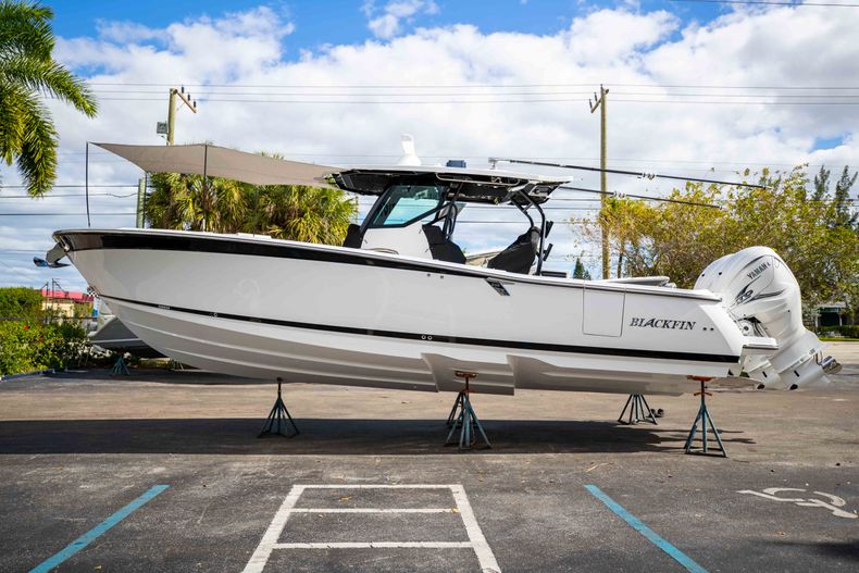 Thumbnail 8 for New 2021 Blackfin 332CC boat for sale in Fort Lauderdale, FL