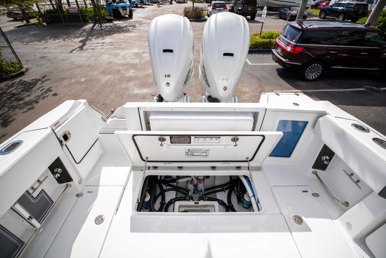 Thumbnail 17 for New 2021 Blackfin 332CC boat for sale in Fort Lauderdale, FL