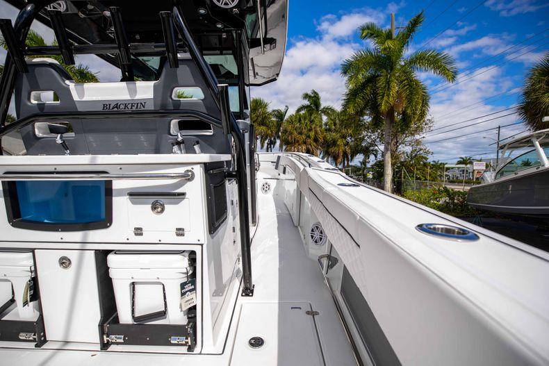 Thumbnail 23 for New 2021 Blackfin 332CC boat for sale in Fort Lauderdale, FL
