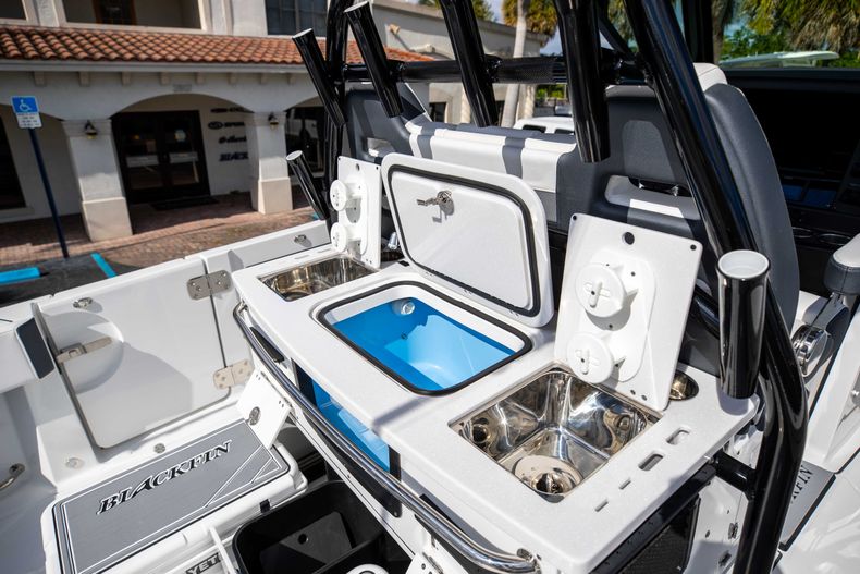Thumbnail 31 for New 2021 Blackfin 332CC boat for sale in Fort Lauderdale, FL