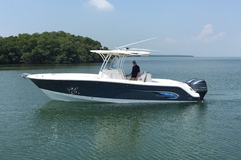 Used 2014 Robalo R300 Center Conosle boat for sale in Miami, FL