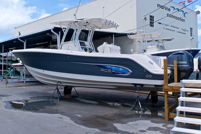 Thumbnail 5 for Used 2014 Robalo R300 Center Conosle boat for sale in Miami, FL