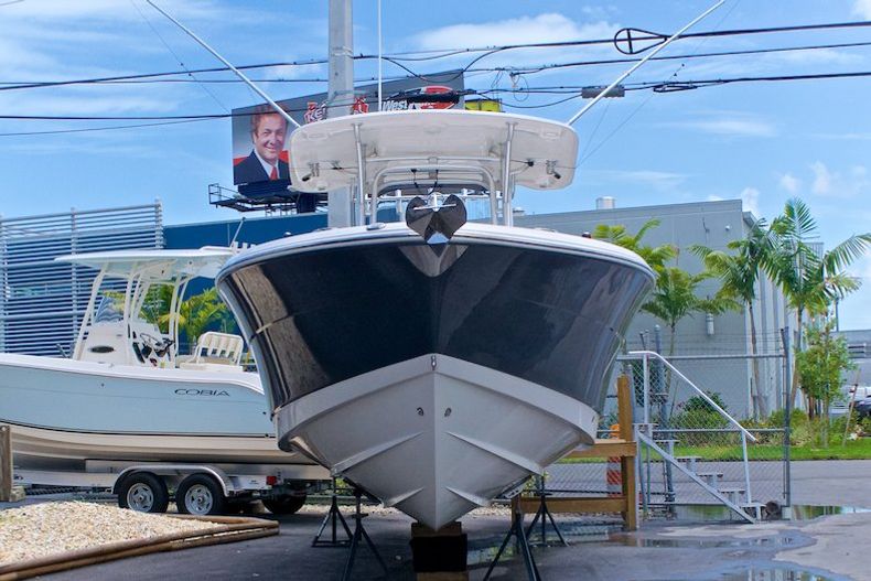 Thumbnail 9 for Used 2014 Robalo R300 Center Conosle boat for sale in Miami, FL