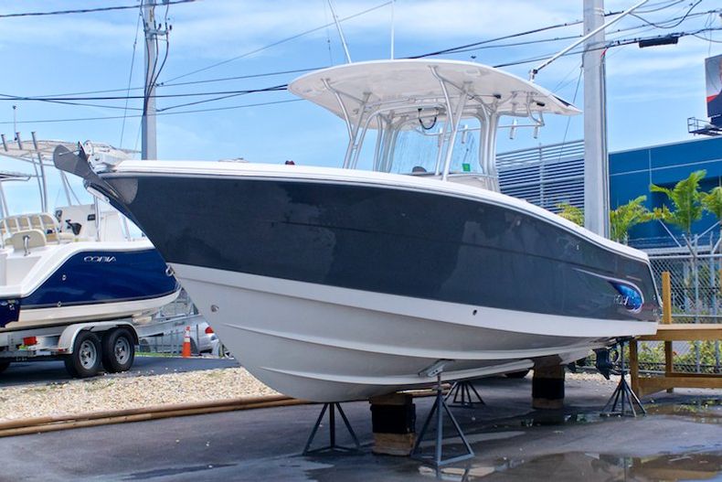 Thumbnail 10 for Used 2014 Robalo R300 Center Conosle boat for sale in Miami, FL