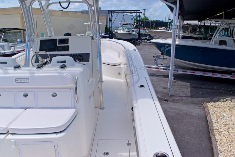 Thumbnail 14 for Used 2014 Robalo R300 Center Conosle boat for sale in Miami, FL