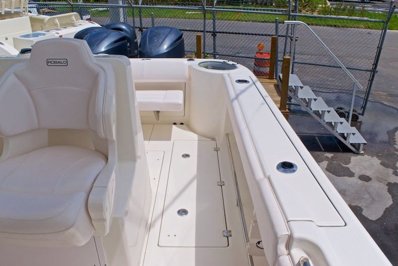 Thumbnail 15 for Used 2014 Robalo R300 Center Conosle boat for sale in Miami, FL